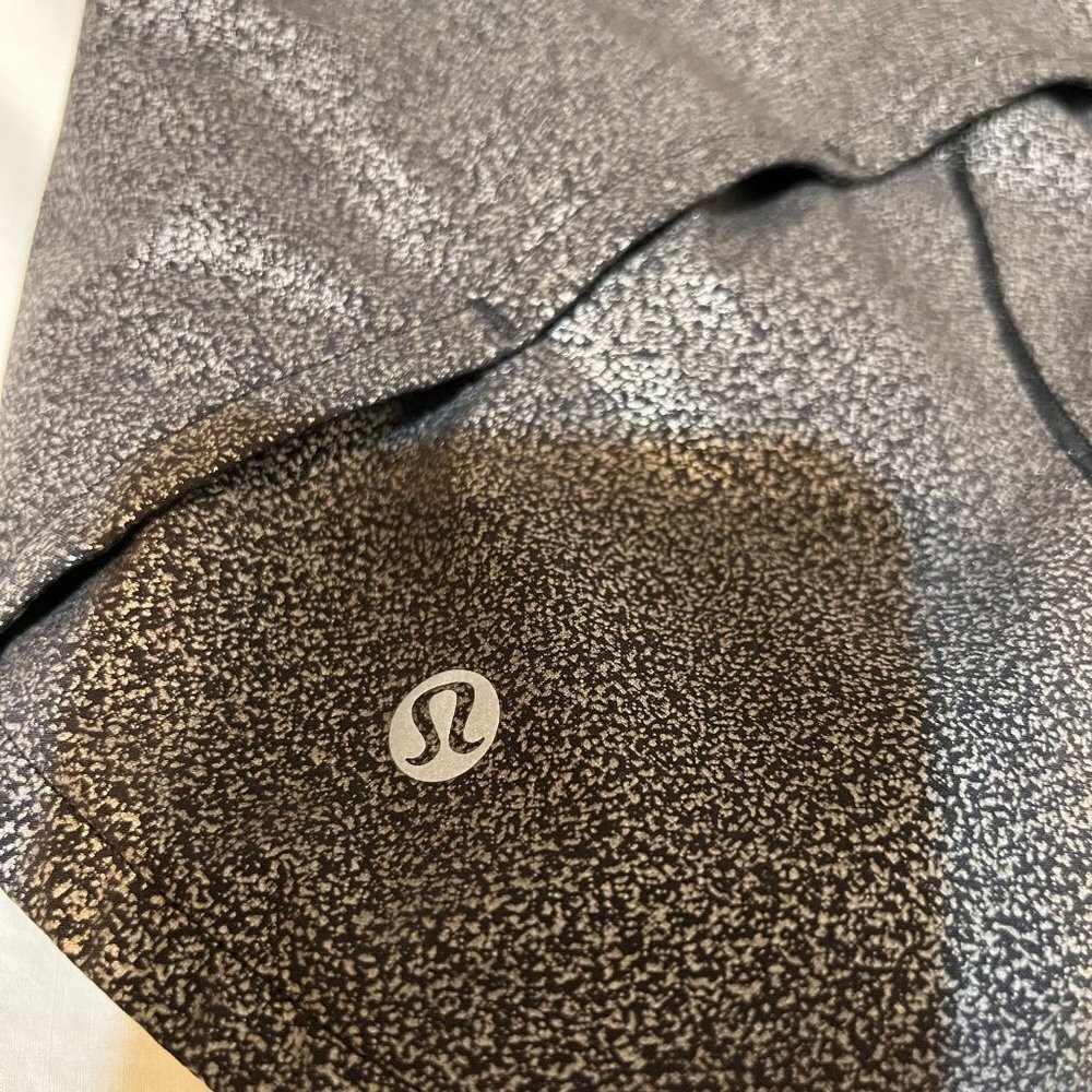 Lululemon luminosity foil print black silver metallic  Shorts, size 8 - Picture 2 of 13